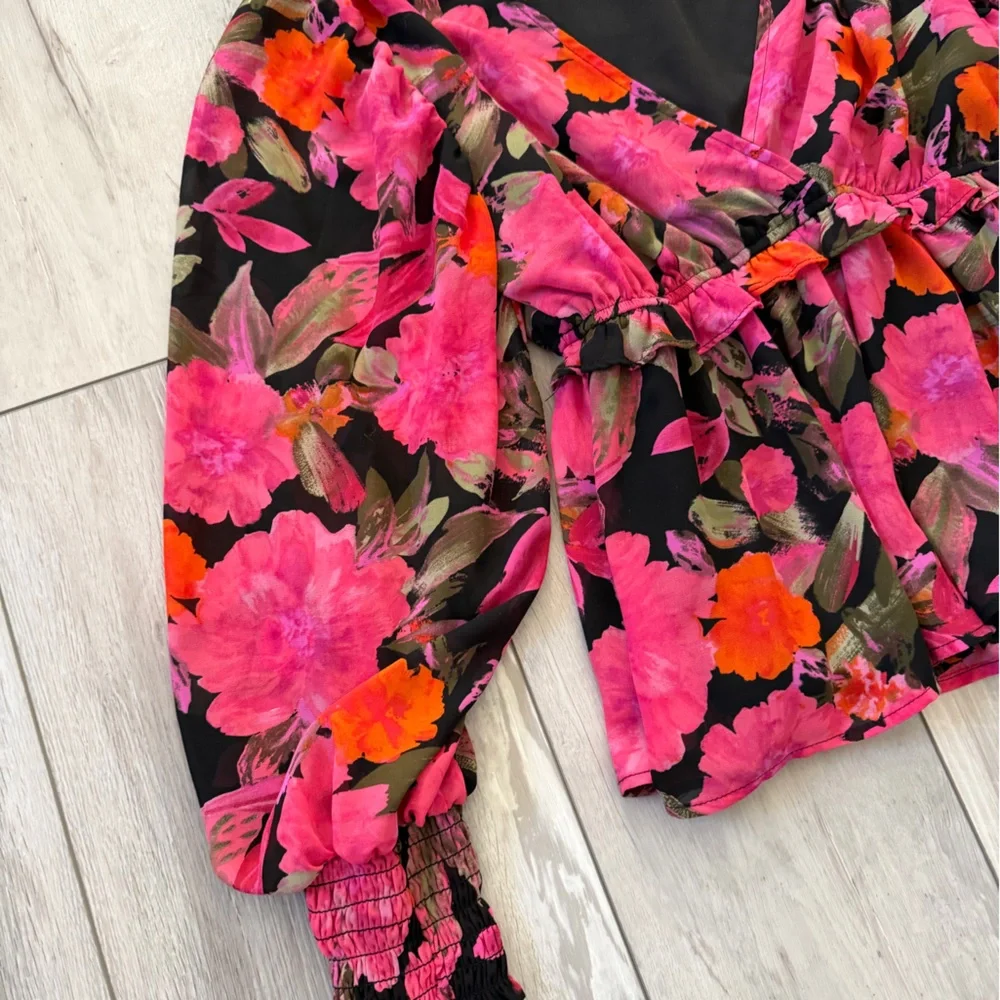 NWOT Blu Pepper Floral Cinched Waist blouse size small - Picture 3 of 10